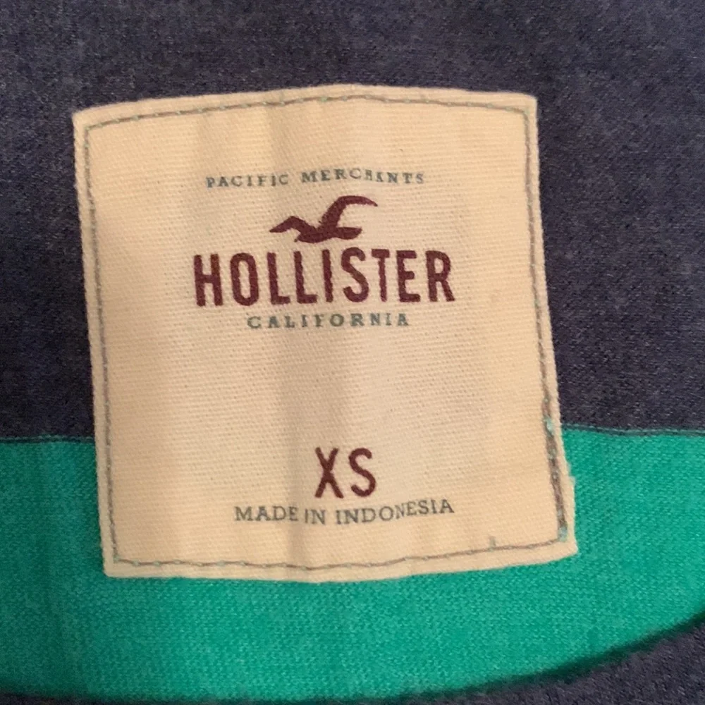 Hollister Cropped Tee • Size XS